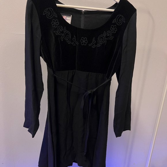 Vintage Long Sleeve Black Dress with Velvet and Embroidery - Picture 6 of 6